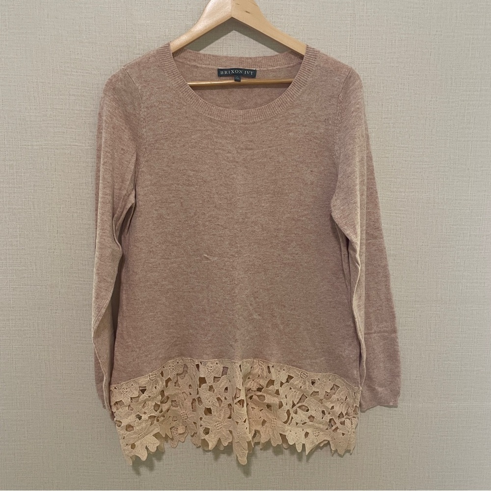 Brixon Ivy peach/beige heather knit top with lace trim detail. Size large